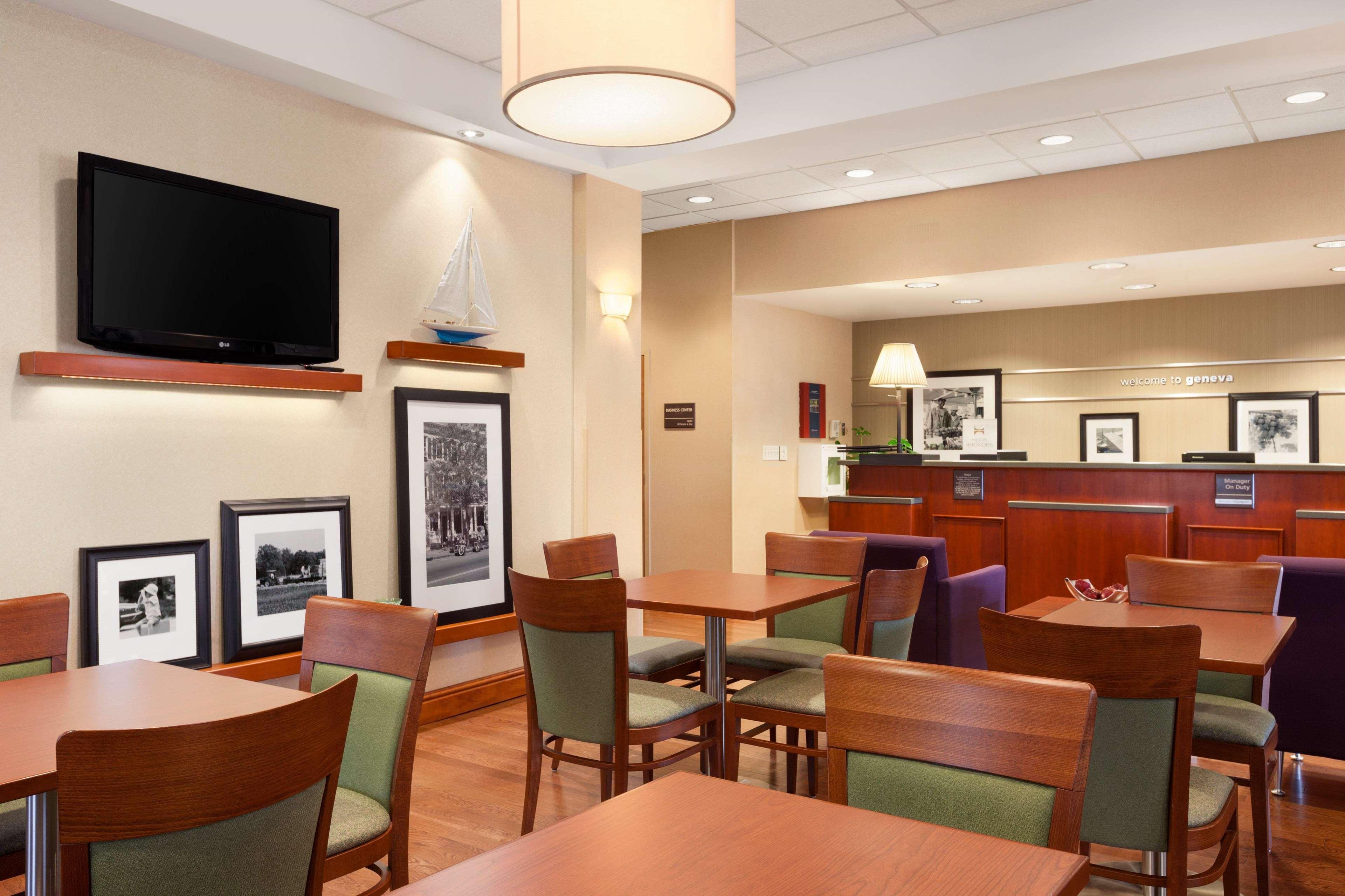 Hampton Inn Geneva Buitenkant foto
